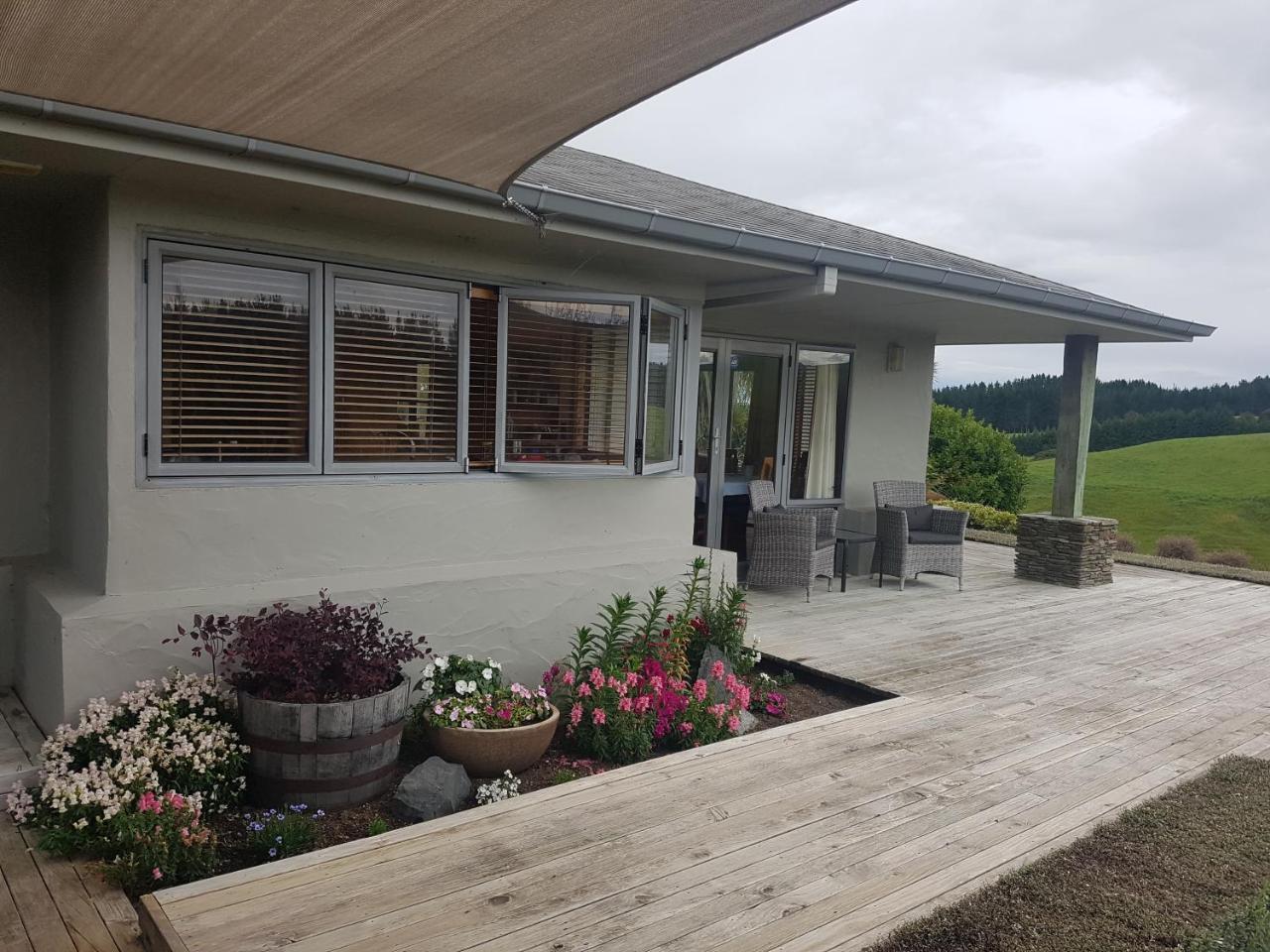 Above The River Karapiro Bed & Breakfast Dış mekan fotoğraf